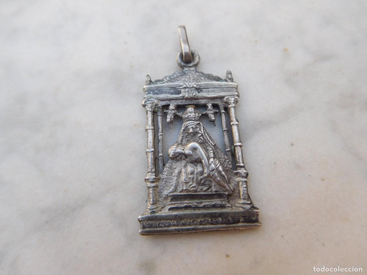 Antig&uuml;edades: Medalla de plata antigua religiosa, Virgen sujetando Jesucristo