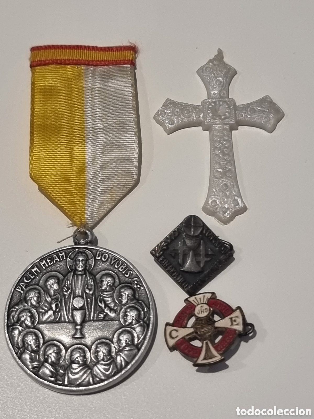 Antig&uuml;edades: Medallas y cruz Congreso Eucar&iacute;stico Internacional de Barcelona. 1952