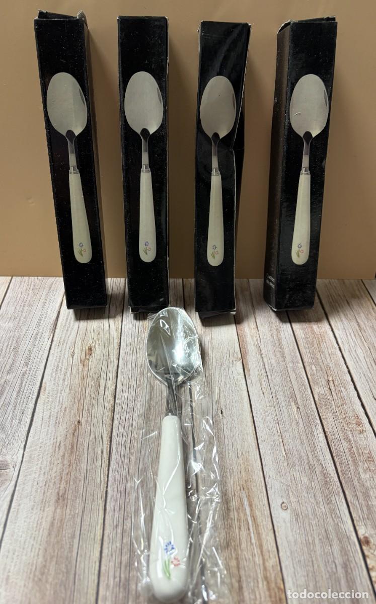 Antig&uuml;edades: LOTE DE 4 CUCHARA DE MESA CON MANGO CER&Aacute;MICO FLORAL &ndash; ACERO INOXIDABLE 18/10 &ndash; NUEVOS A ESTRENAR