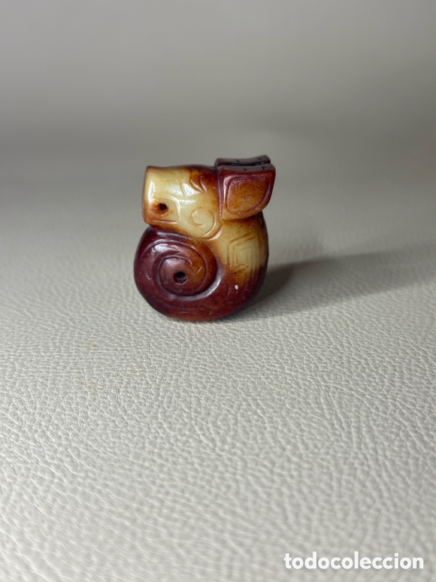 Antig&uuml;edades: Drag&oacute;n de jade de cola enroscada, finales de la dinast&iacute;a Shang, China (1300 a. C. - 1046 a. C.)