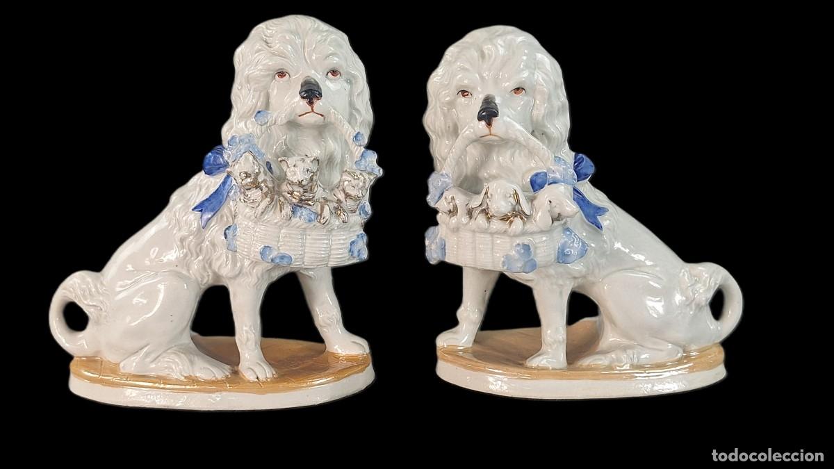 Antig&uuml;edades: Perros y gatos. Cer&aacute;mica. Staffordshire. Inglaterra. Mediados siglo XX. 19 x 17 x 8 cm.
