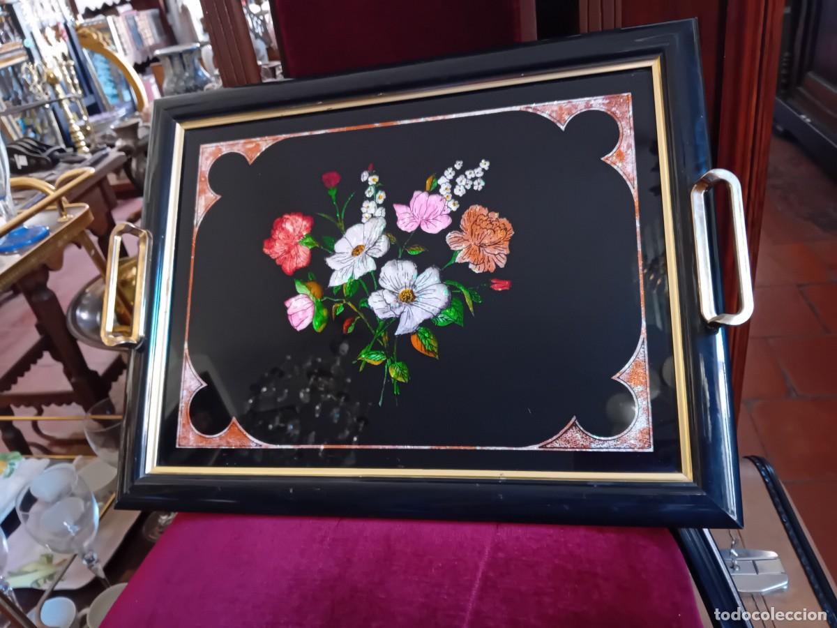 Antig&uuml;edades: Bandeja con fondo de cristal decorado con flores