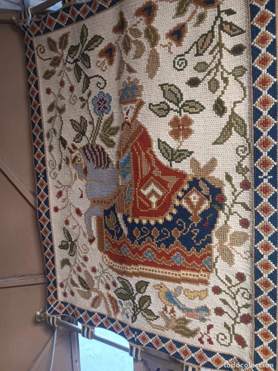 Antig&uuml;edades: tapiz de pared bordado a mano que representa a un caballero medieval a caballo, similar en estilo a