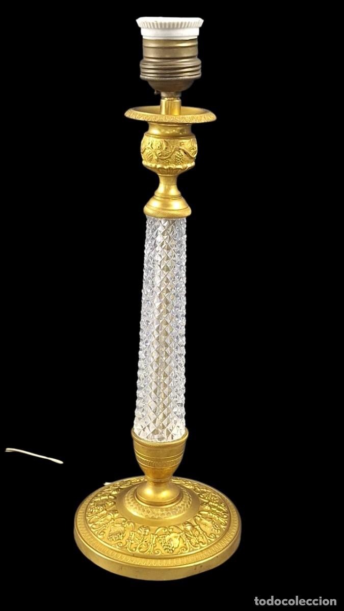 Antig&uuml;edades: Candelero. L&aacute;mpara. Bronce. Cristal tallado. &Eacute;poca NApoe&oacute;n III. Francia. Siglo XIX. 35 x 12 cm.