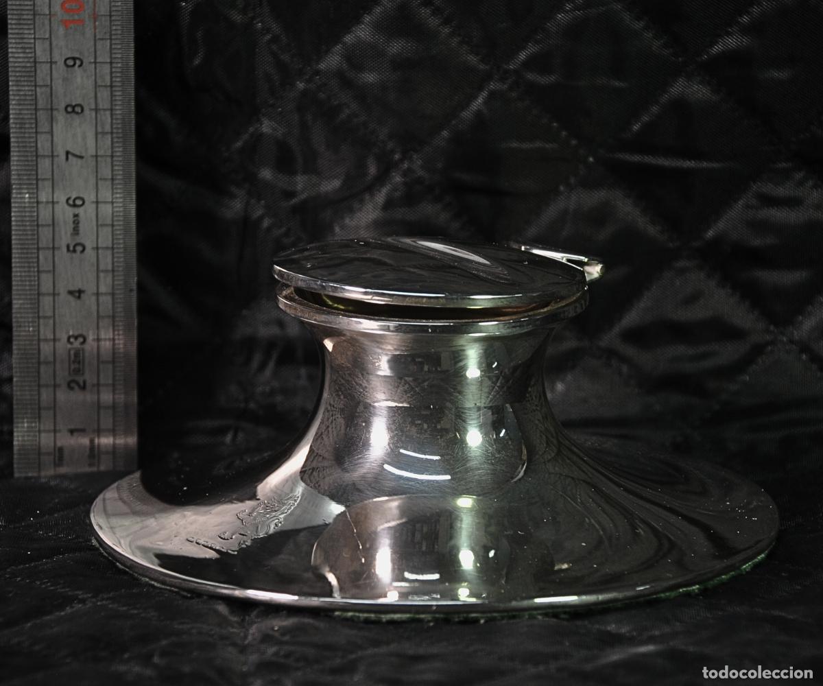 Antig&uuml;edades: Tintero Capstan, plata de ley, s. XX, cuerpo circular plano y tapa abatible.