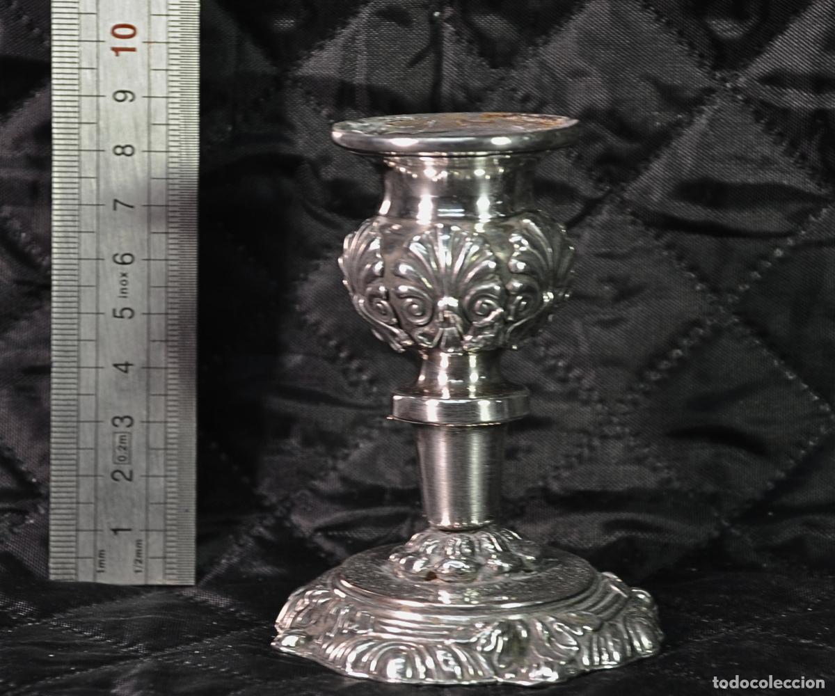 Antig&uuml;edades: Candelabro victoriano en plata de ley, con decoraci&oacute;n floral y vegetal en relieve.