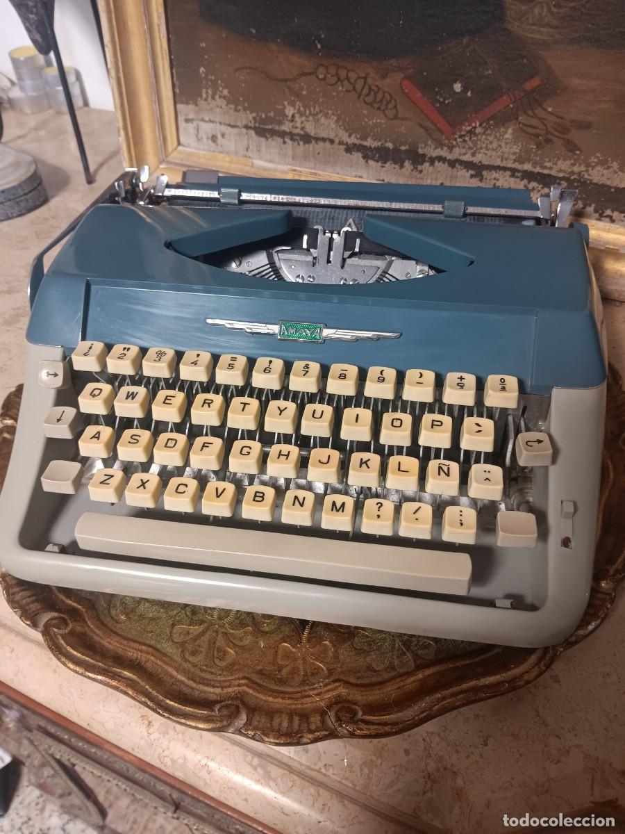 Antig&uuml;edades: m&aacute;quina de escribir port&aacute;til de la marca espa&ntilde;ola Amaya, fabricada en &Eacute;ibar aproximadamente en la d&eacute;