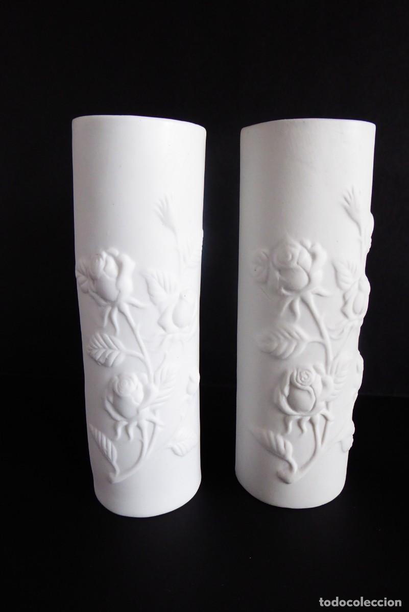 Antig&uuml;edades: PAREJA DE DECORATIVOS FLOREROS DE BISCUIT PARA COLGAR - ALTO 19 cm