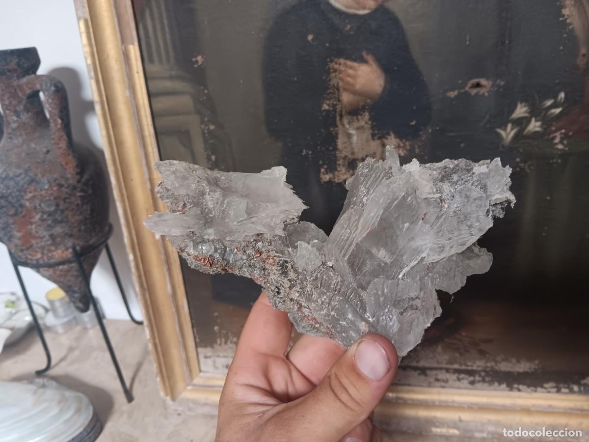 Antig&uuml;edades: hemimorfita con estructuras cristalinas claras.El mineral presenta formaciones laminares transl&uacute;cida