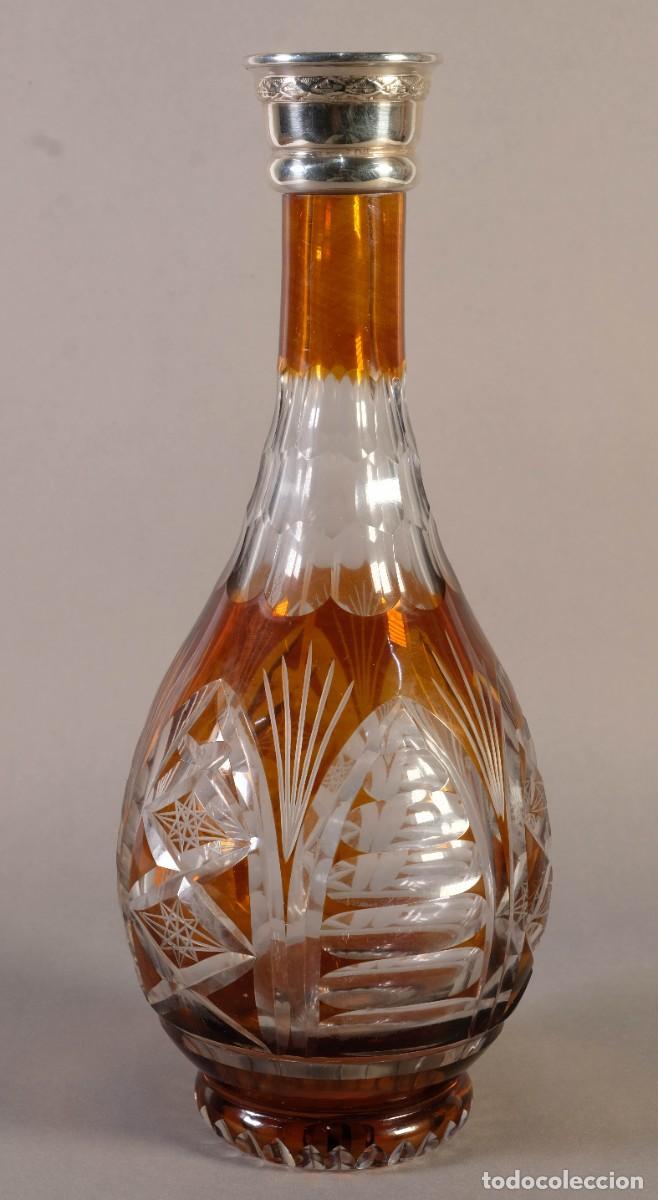 Antig&uuml;edades: Licorera en cristal de Bohemia con boca en plata punzonada siglo XX