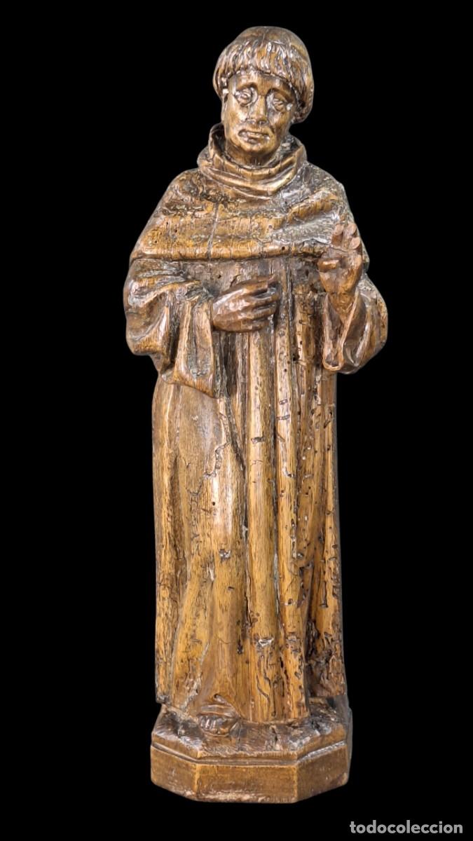 Antig&uuml;edades: Santo con mano bendiciendo. Talla madera,restos policrom&iacute;a. &Eacute;poca barroca. Siglo XVII. 31 x 10,5 x 6
