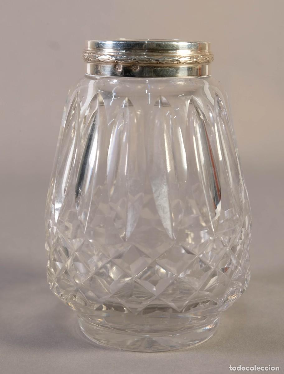 Antig&uuml;edades: Botella para perfume en cristal tallado con boca en plata punzonada siglo XX
