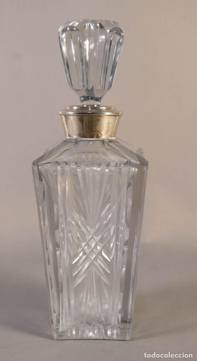 Antig&uuml;edades: Licorera en cristal tallado con boca en plata punzonada siglo XX