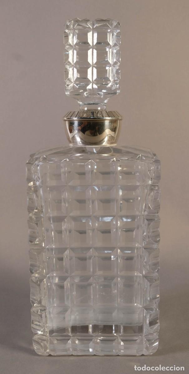 Antig&uuml;edades: Licorera en cristal tallado con boca en plata punzonada siglo XX
