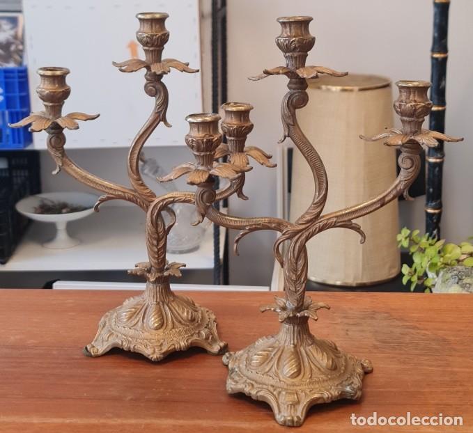 Antig&uuml;edades: Par de Candelabros de Bronce Dorado Rococ&oacute;, Electrificados 3 velones, 30 cm