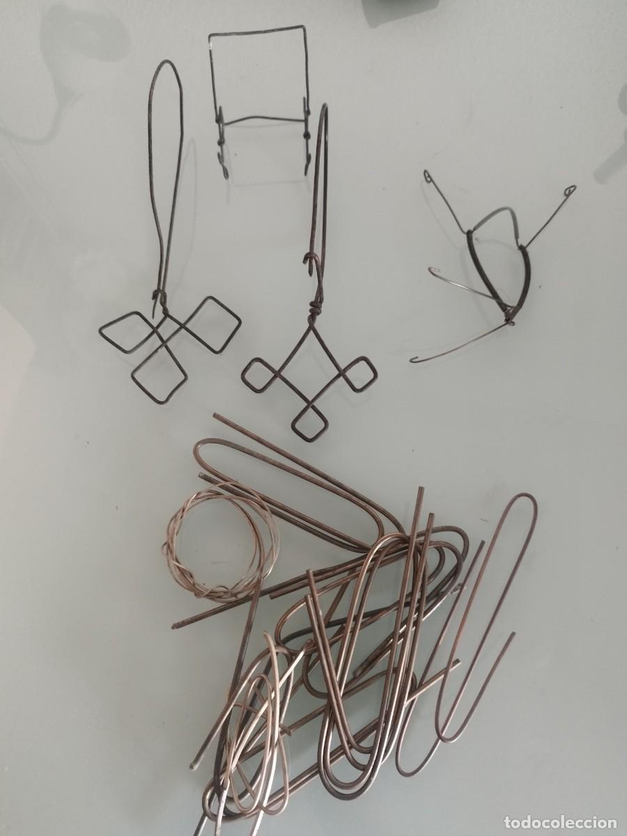 Antig&uuml;edades: Antiguos Soportes de alambre y lo que se ve en las fotos.