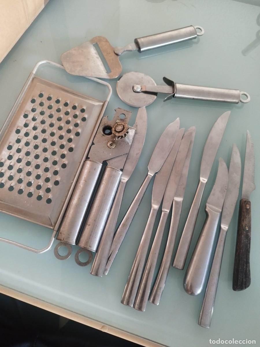 Antig&uuml;edades: Lote de utensilios de cocina. Abrelatas, cuchillos, rayador, corta pizzas rueda con juego.