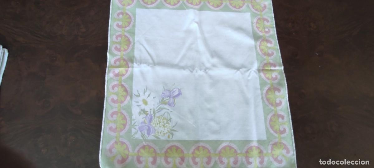Antig&uuml;edades: LOTE DE 8 SERVILLETAS DE MESA / MANTELERIA INDIVIDUAL - ESTAMPADO FLORAR VINTAGE (42 x 39 cm)