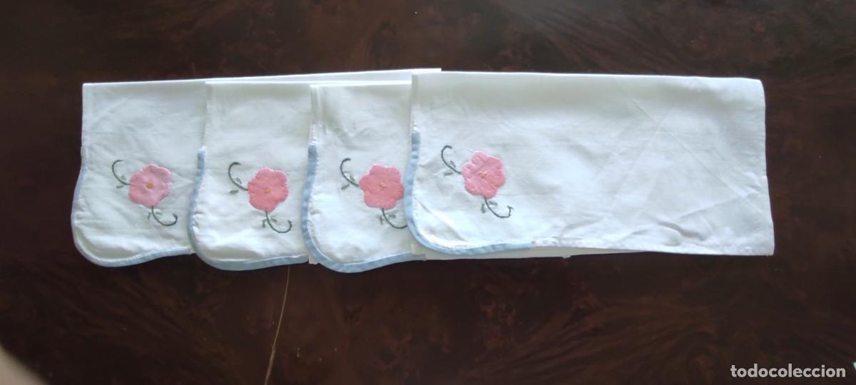 Antig&uuml;edades: JUEGO DE 4 SERVILLETAS DE T&Eacute; / APERITIVO VINTAGE - ALGODON BLNCO BORDADO CON FLOR ROSA (27 x 26 cm)