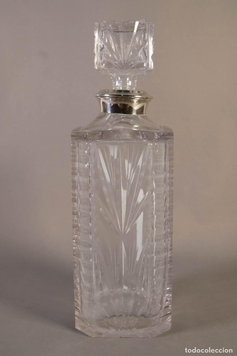 Antig&uuml;edades: Licorera en cristal tallado con boca en plata punzonada siglo XX