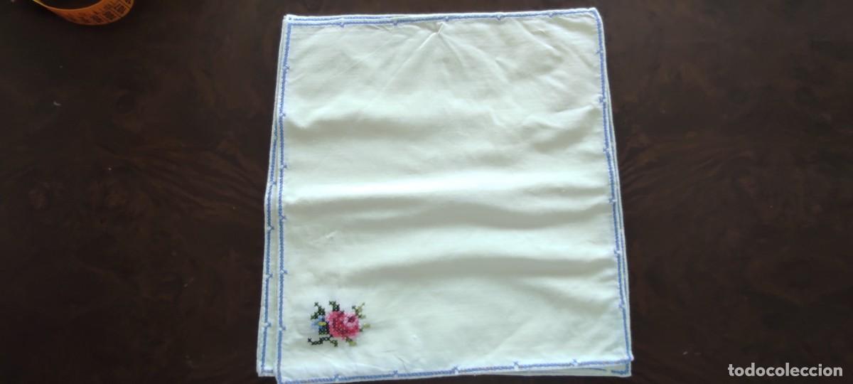 Antig&uuml;edades: JUEGO DE 6 SERVILLETAS / TAPETES BORDADOS A MANO A PUNTO DE CRUZ - MOTIVO ROSA Y CENEFA AZU - 25x27
