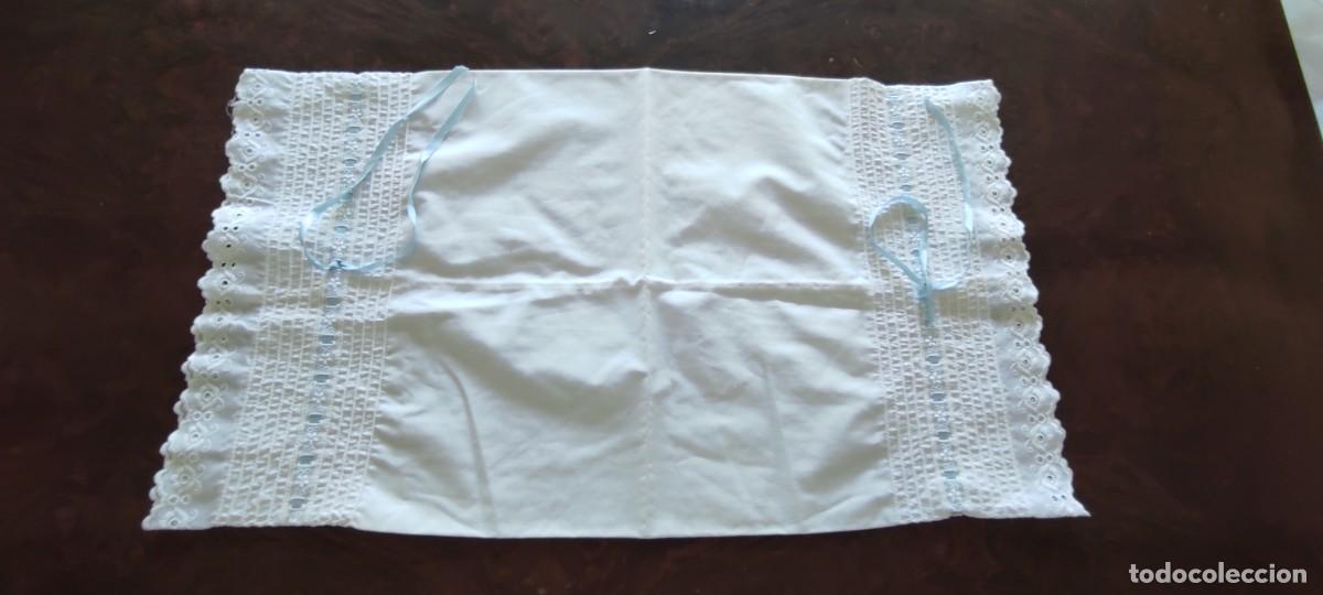 Antig&uuml;edades: FUNDA DE ALMOHADA DE CUNA VINTAGE - CANASTILLA DE BEB&Eacute; CON ALFORZAS, PASACINTA AZUL Y PUNTILLAS - 59