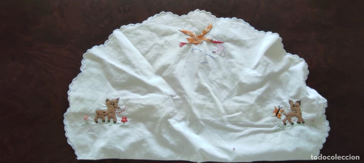 Antig&uuml;edades: FUNDA DE ALMOHADA VINTAGE PARA CAPAZO O CARRO DE BEB&Eacute; - BORDADO CIGUE&Ntilde;A Y BAMBI - 42x26 cm