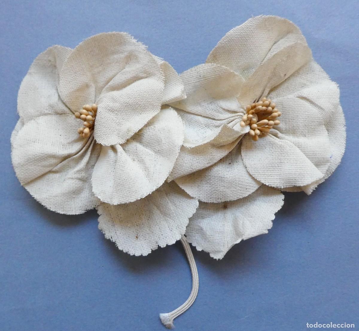 Antig&uuml;edades: FLORES DE TELA PARA ADORNAR PRENDAS PRIMERA MITAD S.XX