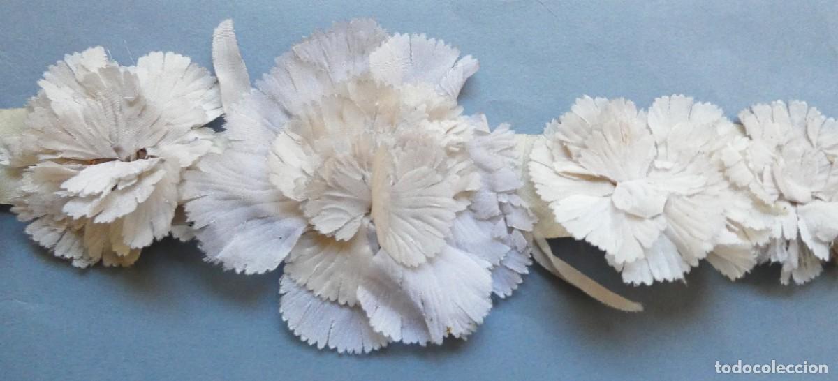 Antig&uuml;edades: FLORES DE TELA PARA ADORNAR PRENDAS PRIMERA MITAD S.XX