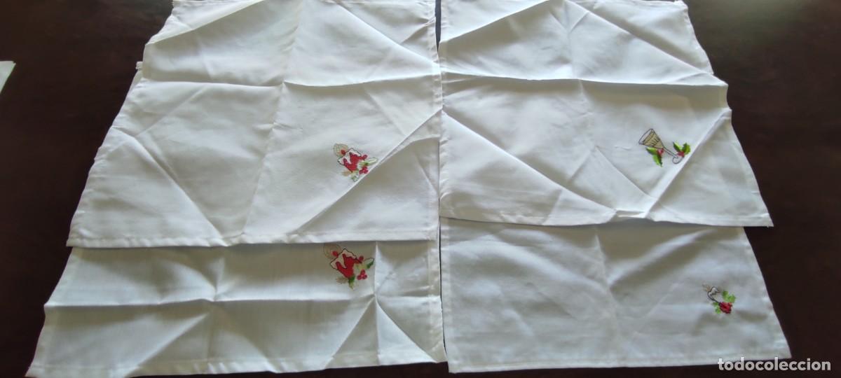 Antig&uuml;edades: JUEGO DE 4 SERVILLETAS / PA&Ntilde;OS VINTAGE BORDADOS- MOTIVOS NAVIDE&Ntilde;OS (VELAS Y COPA CON ACEBO)