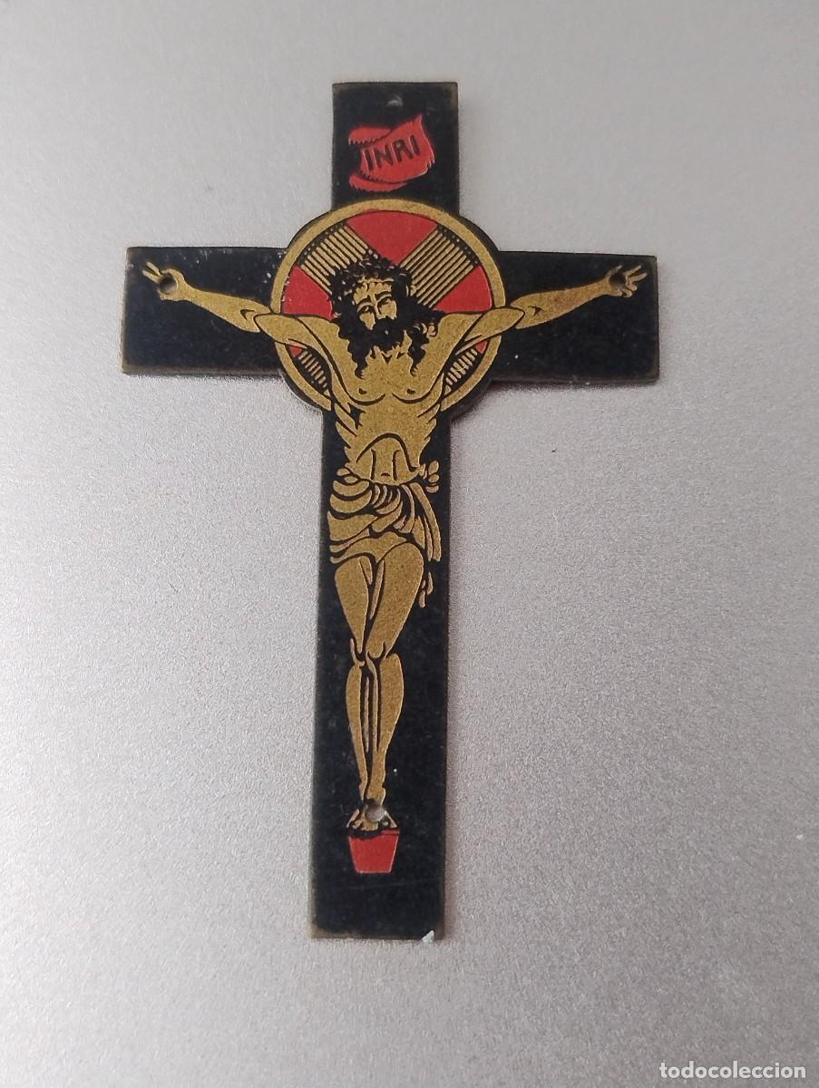 Oggetti Antichi: Antiguo crucifijo o cruz de metal pintado. Unos 4,50 x 3 cm