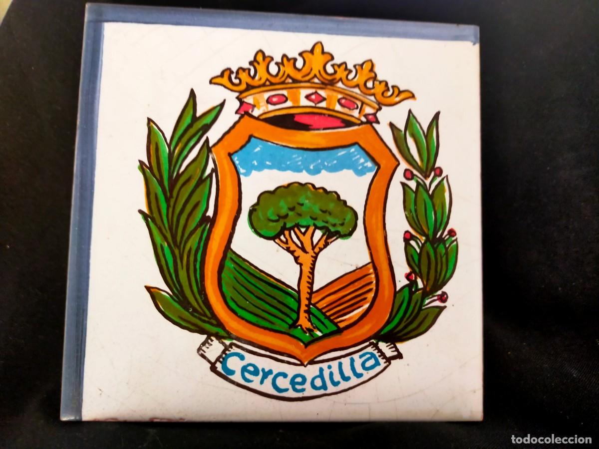 Antig&uuml;edades: CERCEDILLA, AZULEJO &iquest;PINTADO A MANO? CON EL ESCUDO DE CERCEDILLA. 15 X 15 X 0,5 CM. A&Ntilde;OS 70