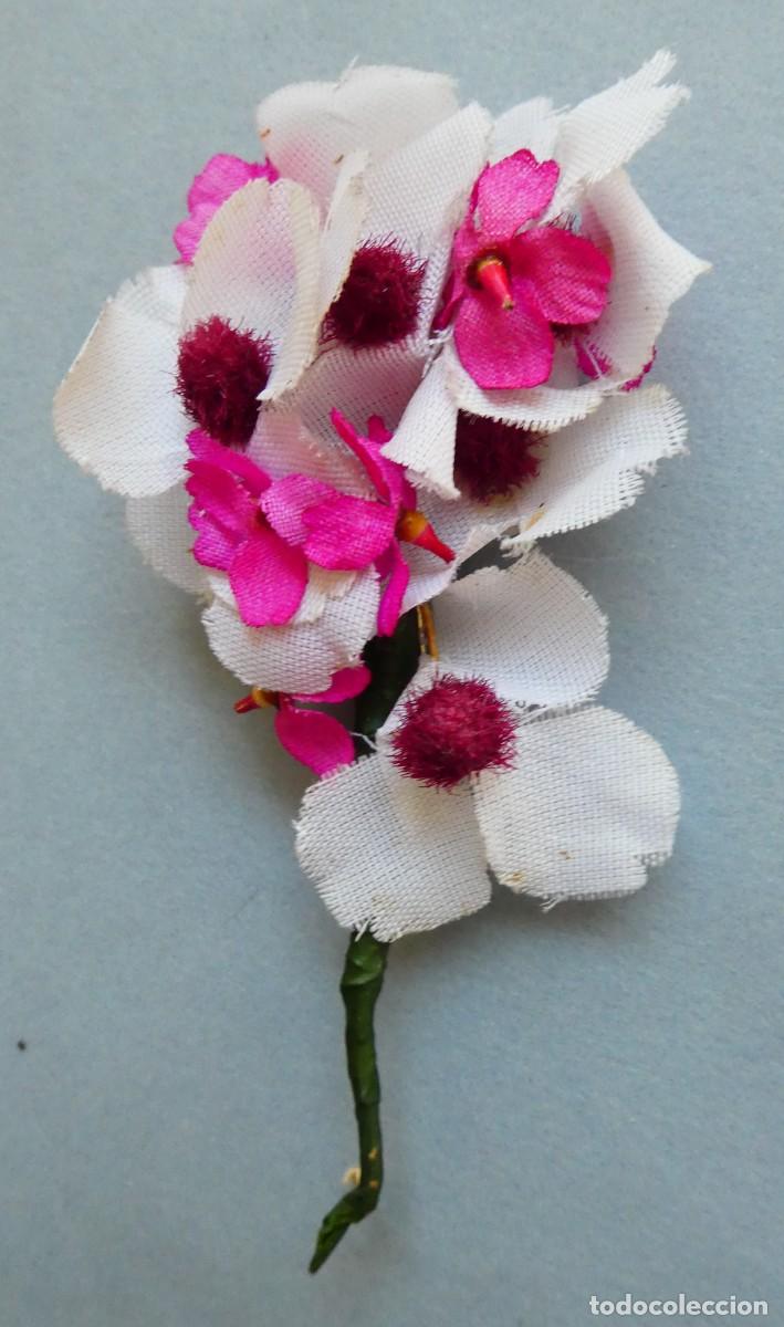 Antig&uuml;edades: FLORES DE TELA PARA ADORNAR PRENDAS MEDIADOS S.XX