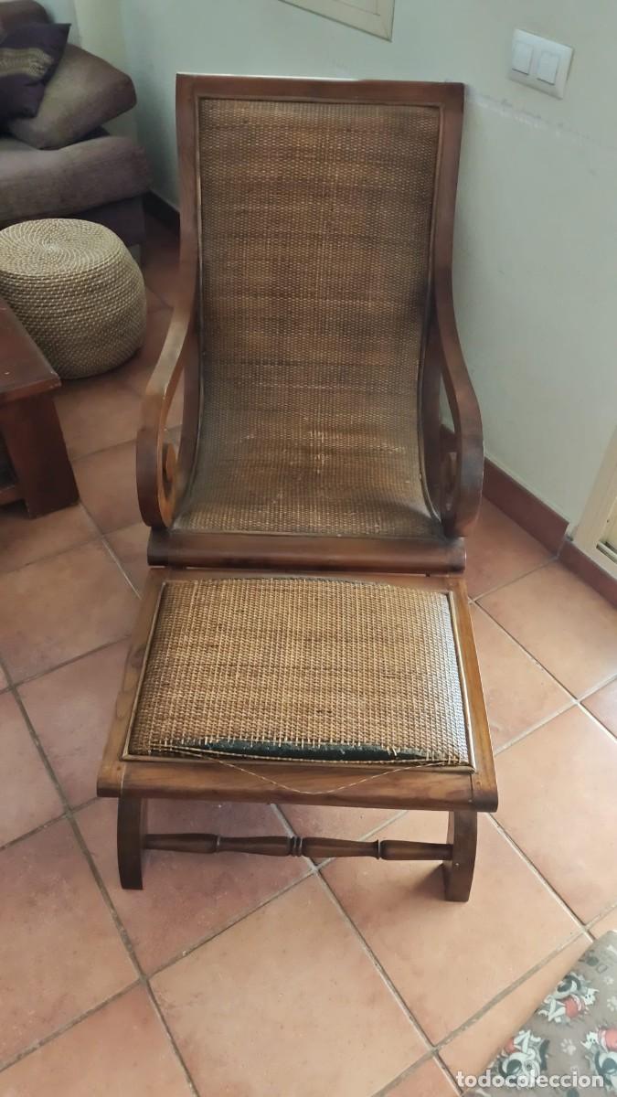 Antig&uuml;edades: Butaca estilo colonial con reposapi&eacute;s de madera maciza