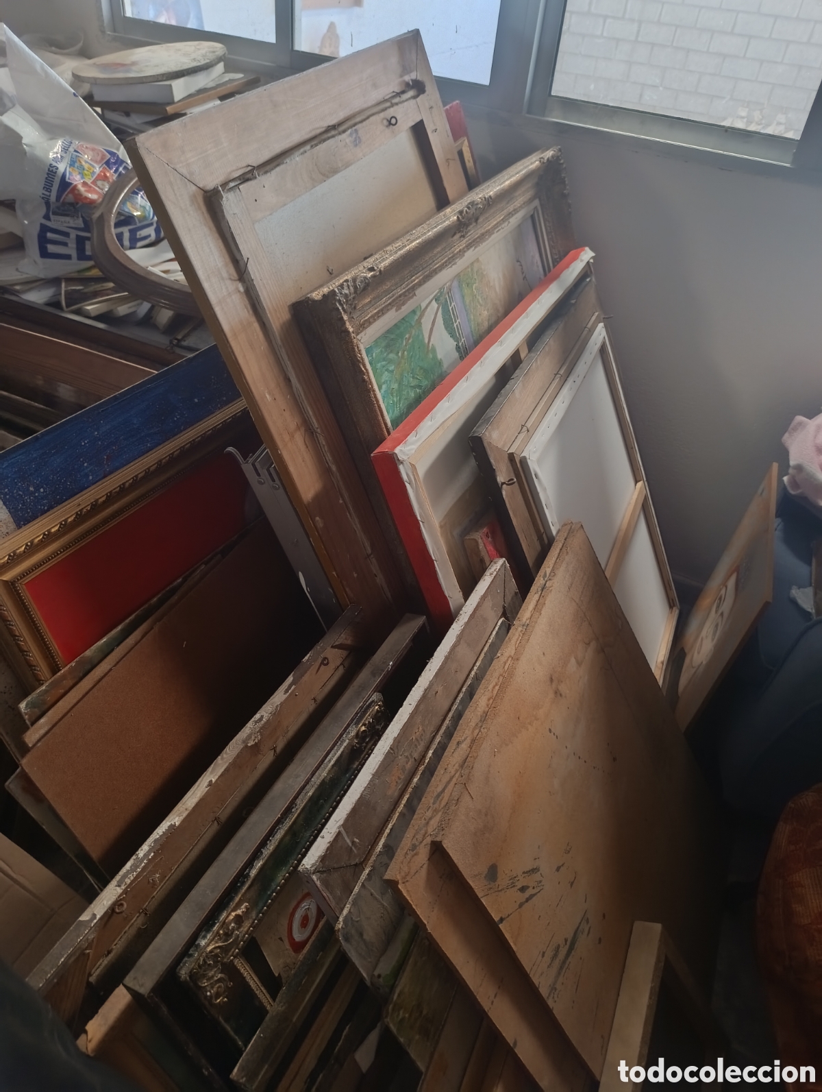 Antig&uuml;edades: Gran lote de 200 cuadros casi todos autores extreme&ntilde;os