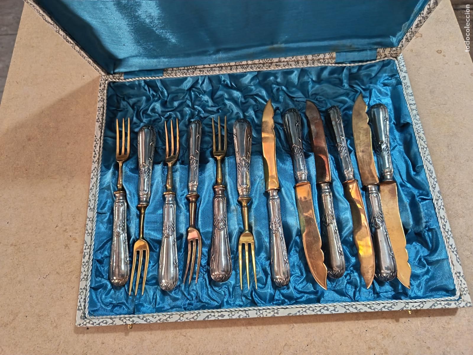 Antig&uuml;edades: ESTUCHE CON 12 CUBIERTOS DE POSTRE EN ALPACA Y METAL DORADO. VER FOTOS.
