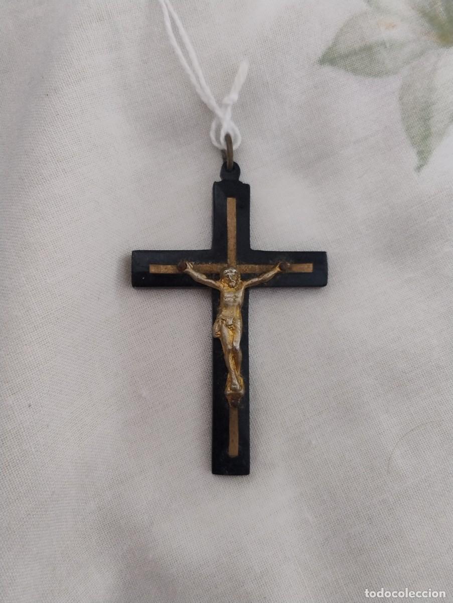 Antig&uuml;edades: Bonito y antiguo crucifijo para colgante o rosario unos 5,50 x 3,50 cm metal cristo en relieve