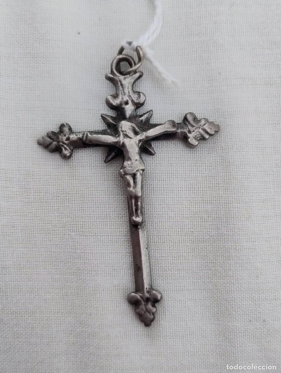 Antig&uuml;edades: Bonito y antiguo crucifijo para colgante o rosario metal plateado. Unos 5 x 3,50 cm