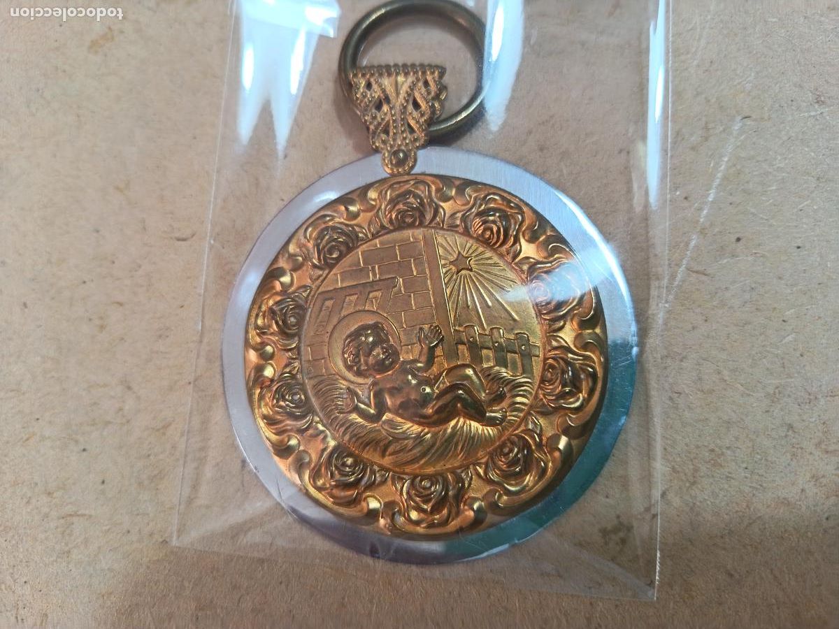 Antig&uuml;edades: ANTIGUA MEDALLA DE CUNA EN METAL Y DORADA AL MERCURIO. 6 CM DIAM.