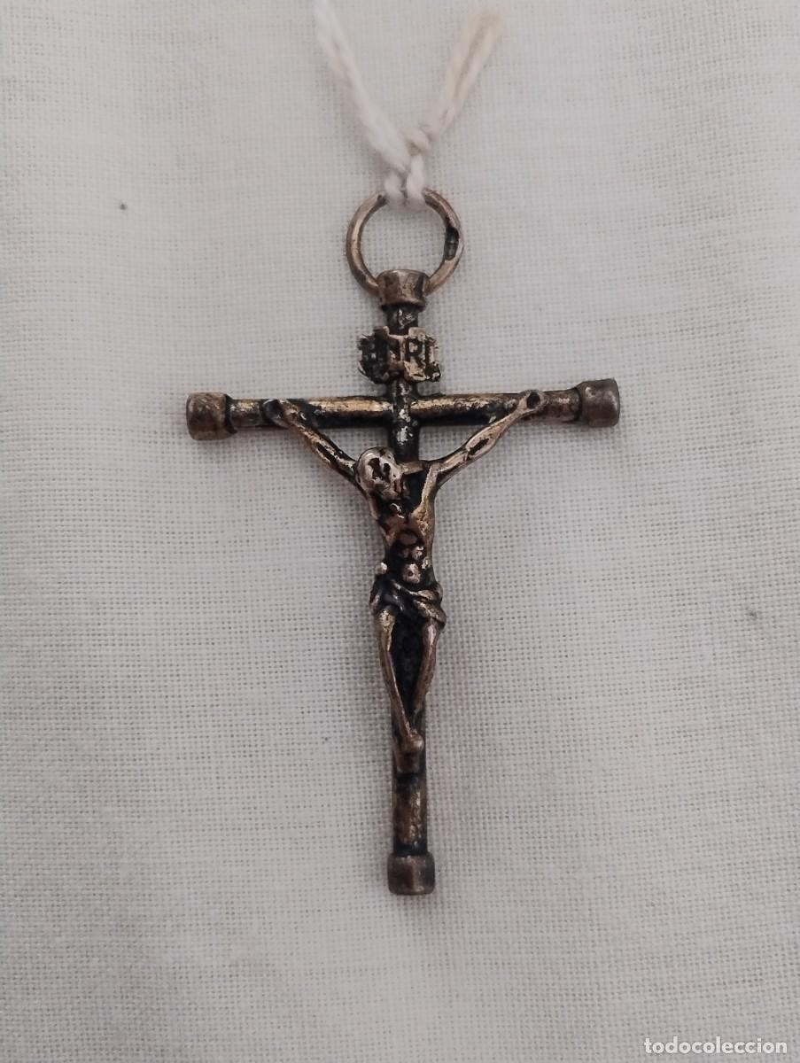 Antig&uuml;edades: Bonito y antiguo crucifijo para colgante o rosario metal plateado. Unos 4x 3 cm