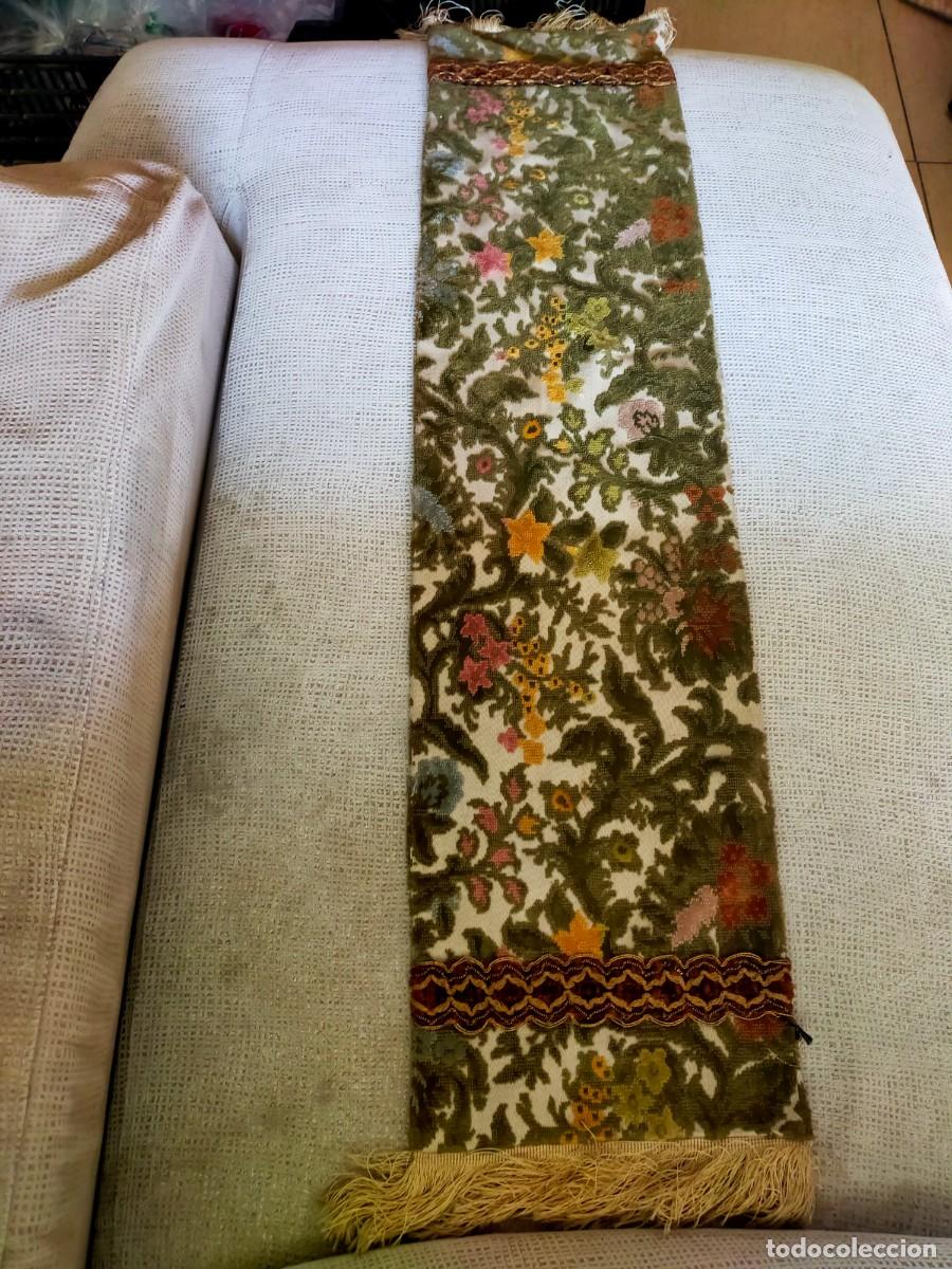 Antig&uuml;edades: CAMINO DE MESA / TAPETE DE PASAMANER&Iacute;A BORDADO Y FORRADO. DISE&Ntilde;O FLORAL Y FLECOS EN BEIGE. A&Ntilde;OS 50