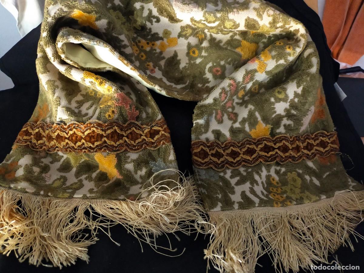 Antig&uuml;edades: CAMINO DE MESA / TAPETE DE PASAMANER&Iacute;A BORDADO Y FORRADO. DISE&Ntilde;O FLORAL Y FLECOS EN BEIGE. A&Ntilde;OS 50