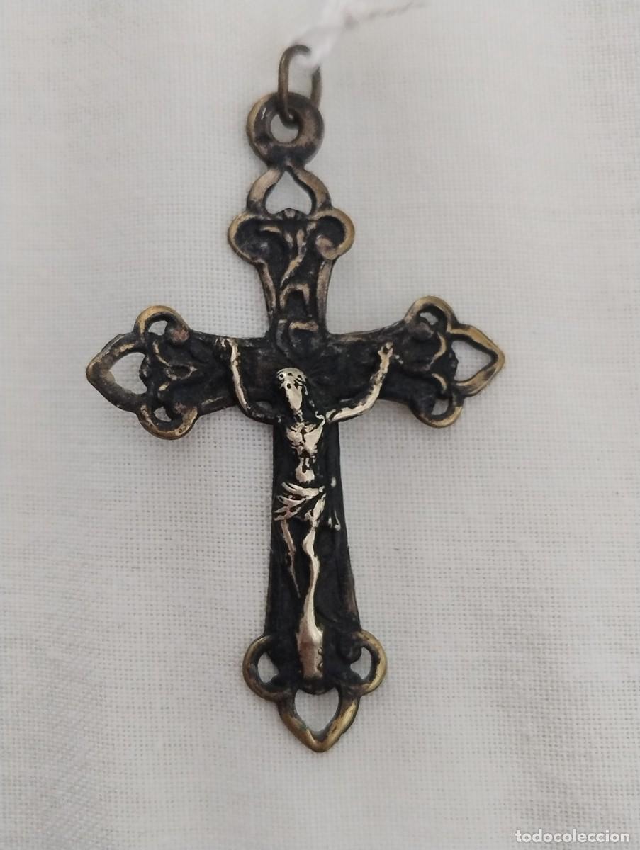 Antig&uuml;edades: Bonito y antiguo crucifijo para colgante o rosario metal plateado. Unos 4,50 x 3 cm