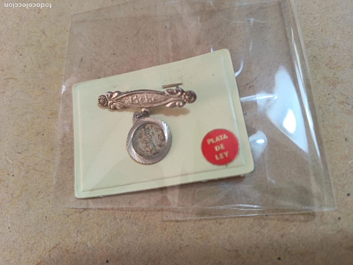 Antig&uuml;edades: ANTIGUO IMPERDIBLE CON MEDALLITA PARA BEB&Eacute;. EN PLATA DE LEY. EN SU ESTUCHE. 1 CM DIAM. MEDALLA.