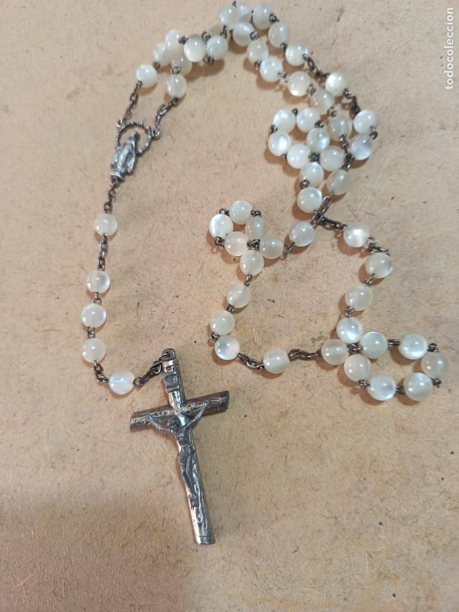 Antig&uuml;edades: ROSARIO EN METAL Y CUENTAS CON IMITACION EN NACAR. EL DE LAS FOTOS.