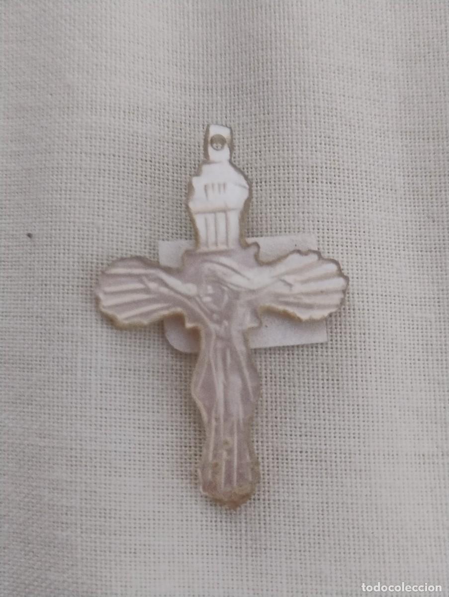 Antig&uuml;edades: PRECIOSA CRUZ de NACAR TALLADO UNOS 3 X 2 CM