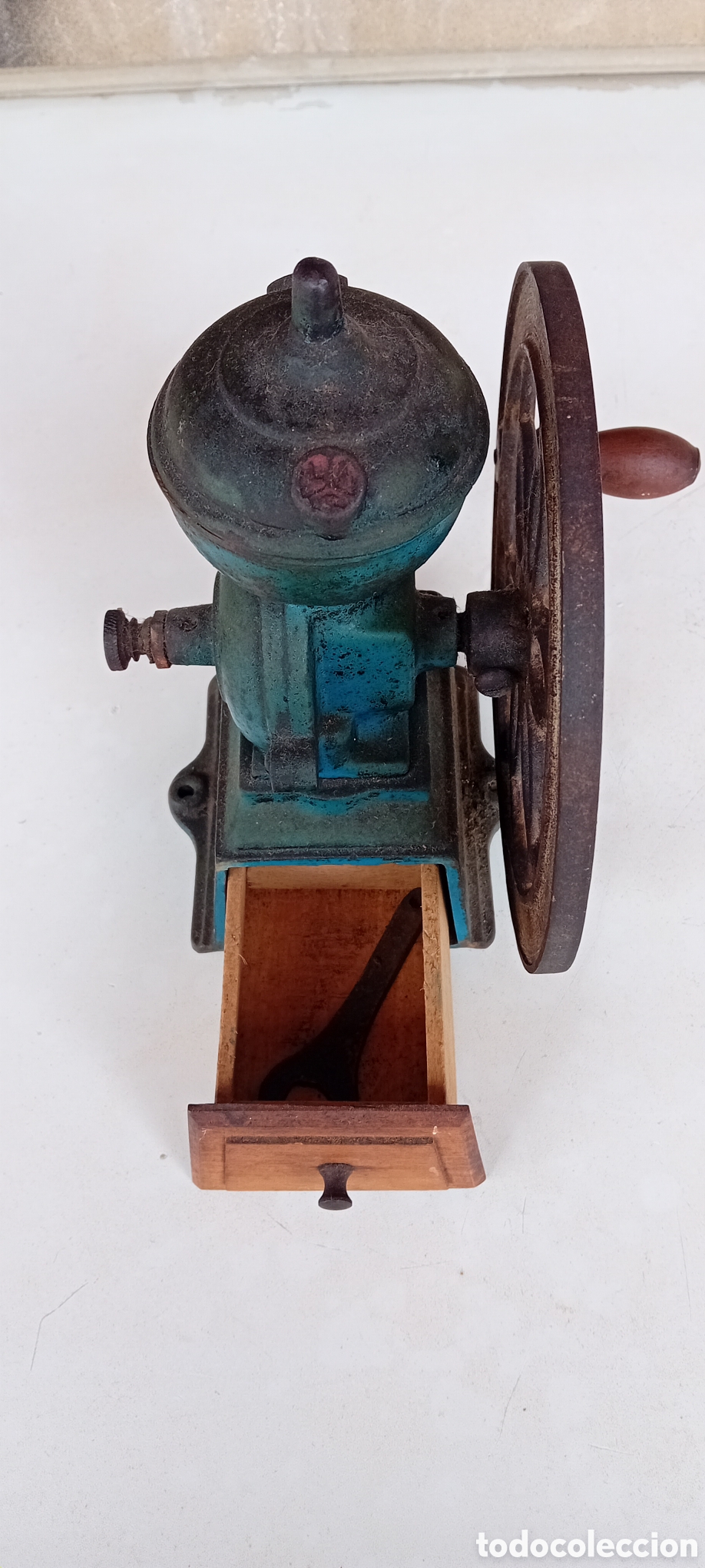 Antig&uuml;edades: Molinillo de caf&eacute; antiguo de rueda / volante en hierro fundido. Marca LIA.
