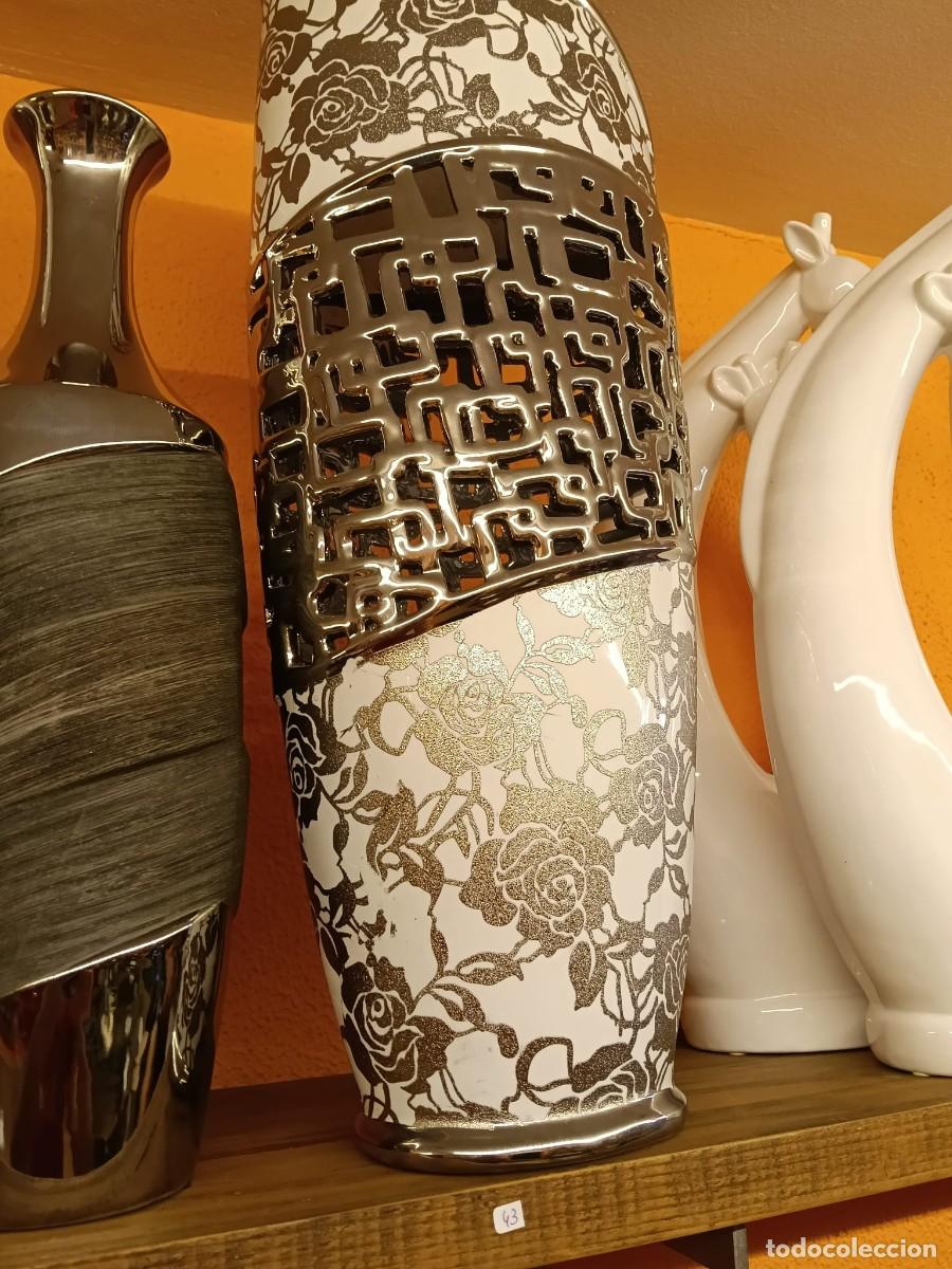 Antig&uuml;edades: Jarr&oacute;n Decorativo Floral con Detalles Plateados