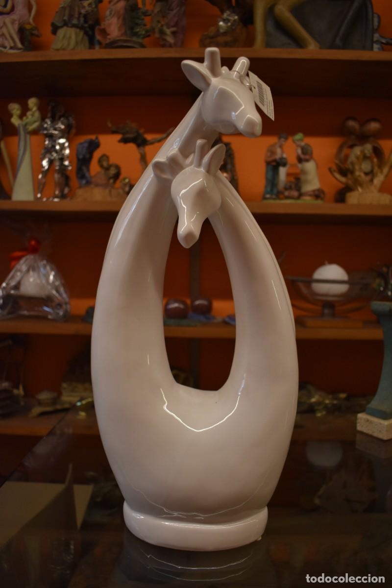 Antig&uuml;edades: Figura Decorativa de Jirafas en Cer&aacute;mica Blanca