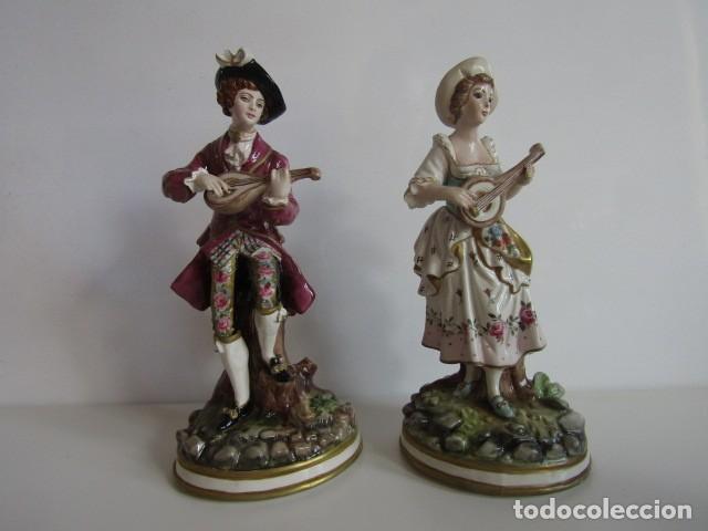 Antig&uuml;edades: PRECIOSA PAREJA DE MUSICOS DE PORCELANA CAPODIMONTE, 1&ordf; MITAD S.XX